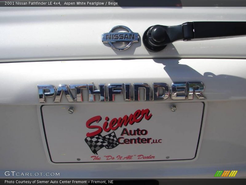 Aspen White Pearlglow / Beige 2001 Nissan Pathfinder LE 4x4
