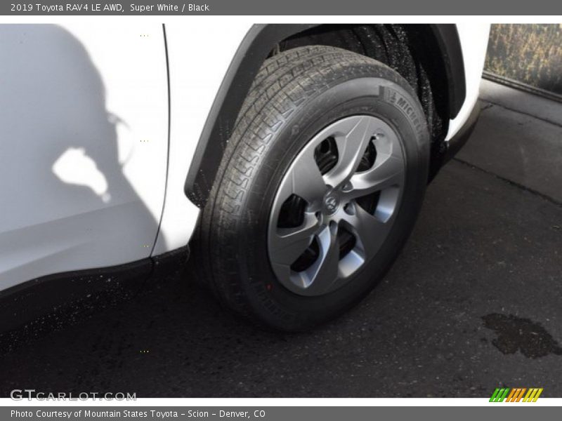 Super White / Black 2019 Toyota RAV4 LE AWD