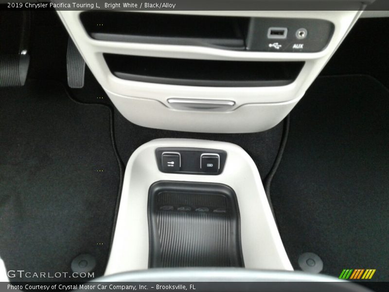 Bright White / Black/Alloy 2019 Chrysler Pacifica Touring L