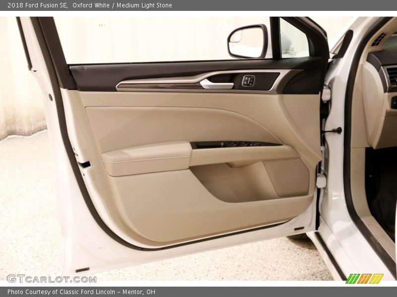 Oxford White / Medium Light Stone 2018 Ford Fusion SE