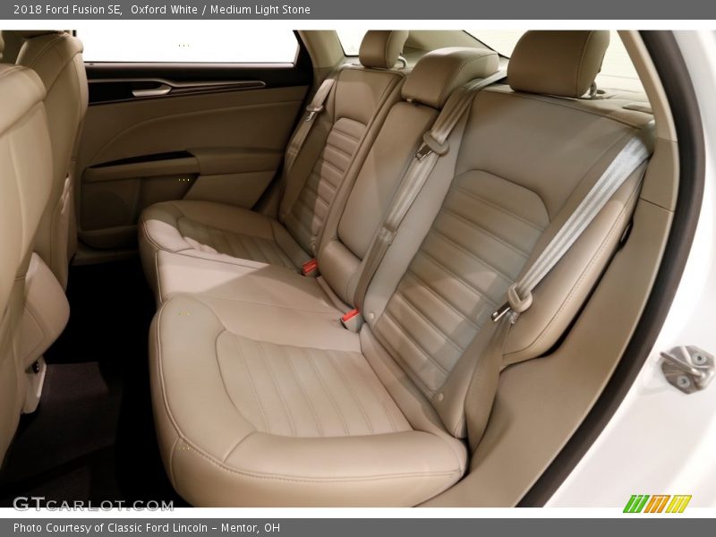 Oxford White / Medium Light Stone 2018 Ford Fusion SE