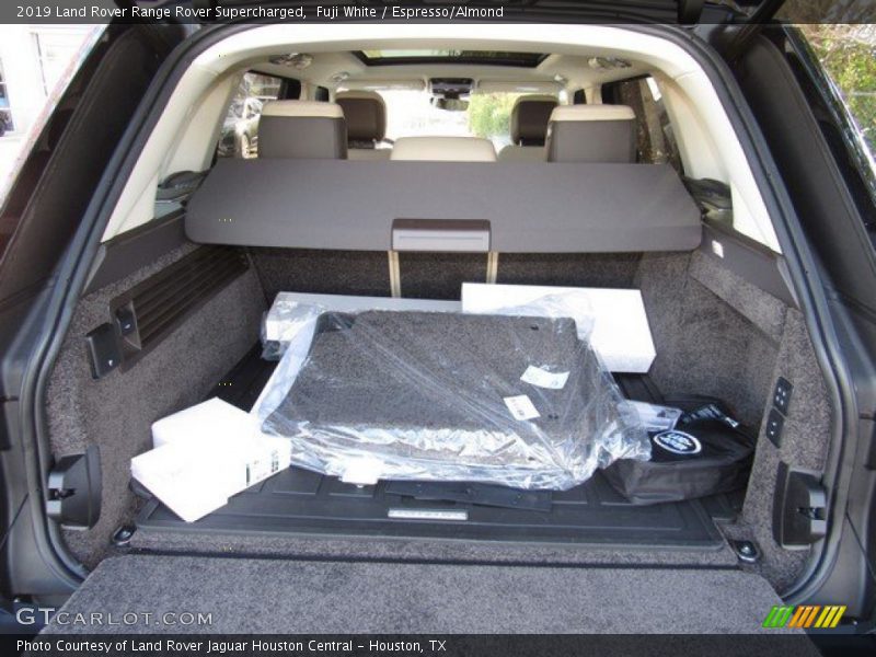  2019 Range Rover Supercharged Trunk