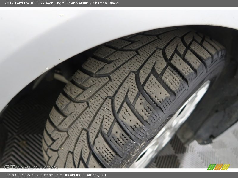 Ingot Silver Metallic / Charcoal Black 2012 Ford Focus SE 5-Door