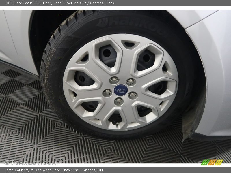 Ingot Silver Metallic / Charcoal Black 2012 Ford Focus SE 5-Door