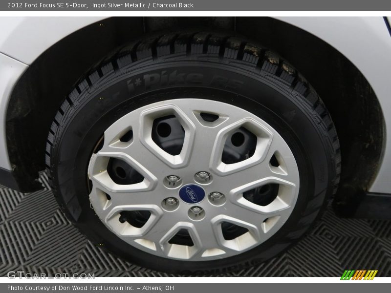 Ingot Silver Metallic / Charcoal Black 2012 Ford Focus SE 5-Door