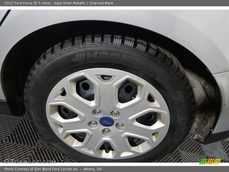 Ingot Silver Metallic / Charcoal Black 2012 Ford Focus SE 5-Door