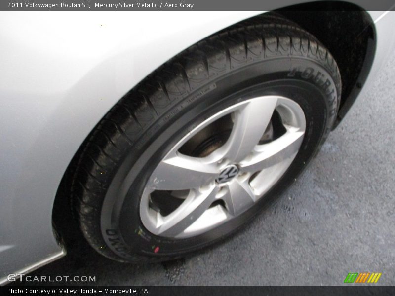 Mercury Silver Metallic / Aero Gray 2011 Volkswagen Routan SE
