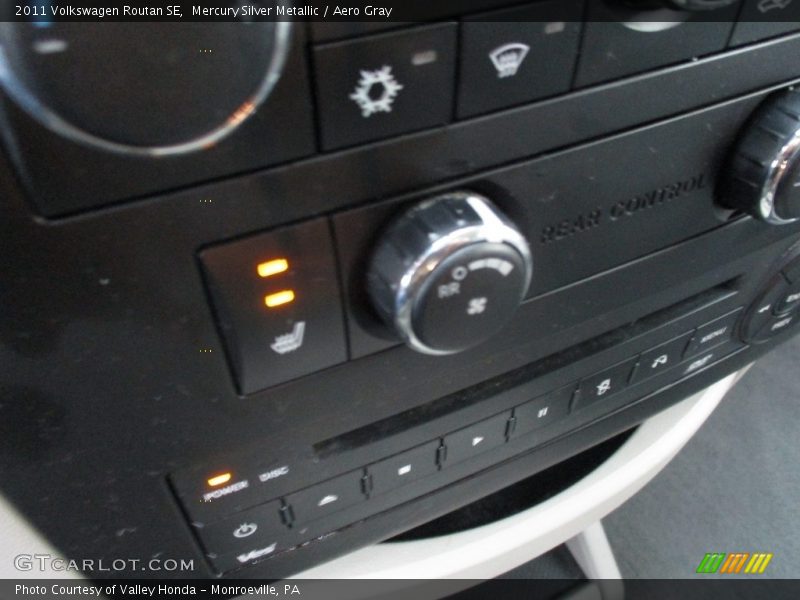 Mercury Silver Metallic / Aero Gray 2011 Volkswagen Routan SE