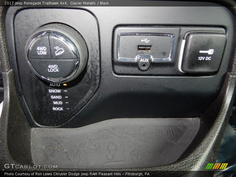Glacier Metallic / Black 2017 Jeep Renegade Trailhawk 4x4