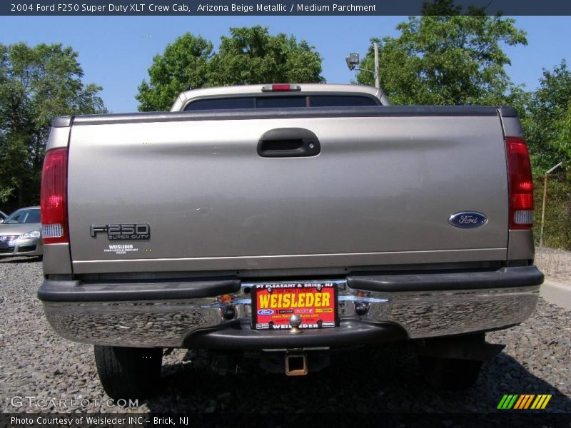 Arizona Beige Metallic / Medium Parchment 2004 Ford F250 Super Duty XLT Crew Cab
