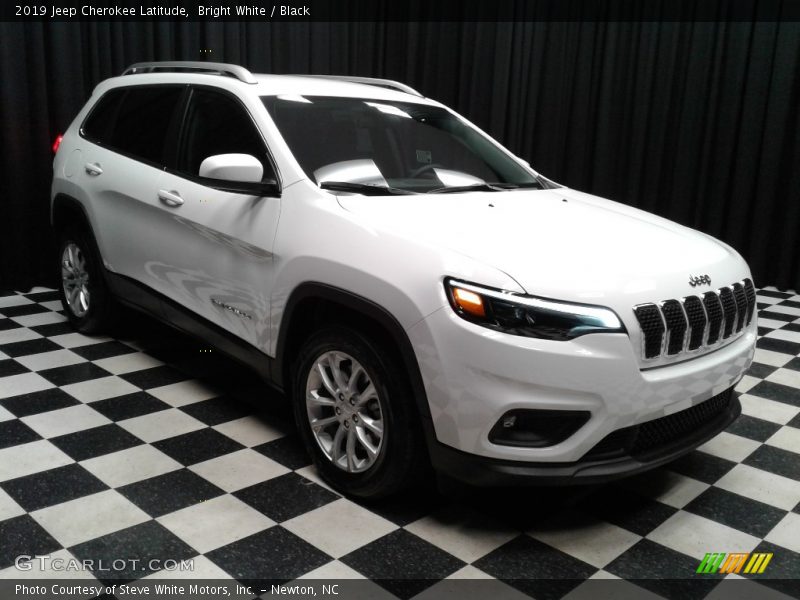 Bright White / Black 2019 Jeep Cherokee Latitude