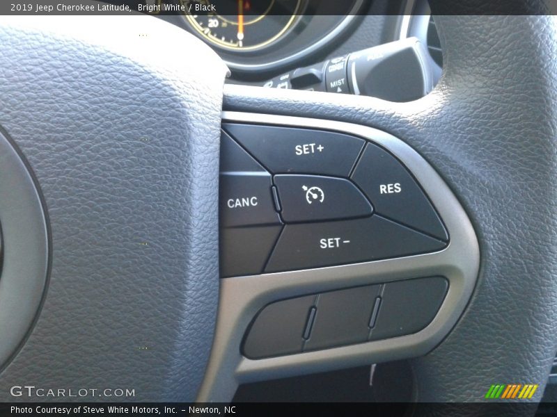 Bright White / Black 2019 Jeep Cherokee Latitude