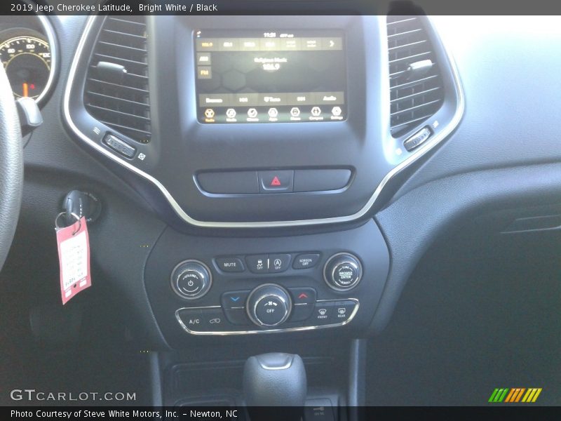 Bright White / Black 2019 Jeep Cherokee Latitude