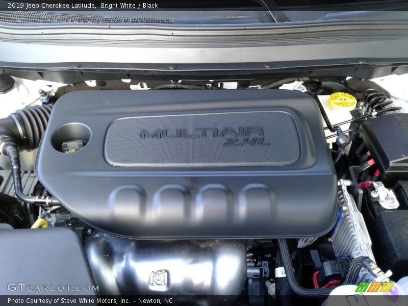 Bright White / Black 2019 Jeep Cherokee Latitude