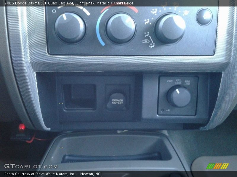 Light Khaki Metallic / Khaki Beige 2006 Dodge Dakota SLT Quad Cab 4x4