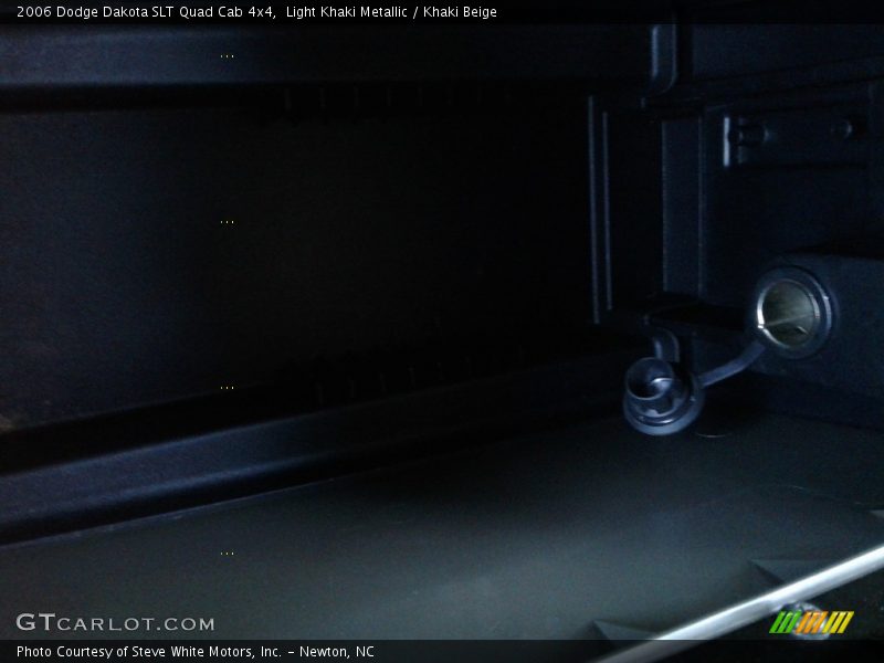 Light Khaki Metallic / Khaki Beige 2006 Dodge Dakota SLT Quad Cab 4x4