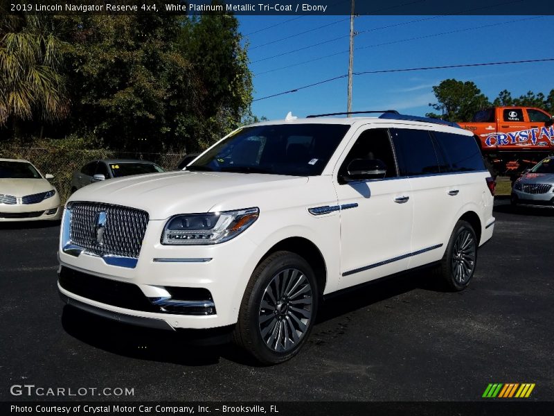 Front 3/4 View of 2019 Navigator Reserve 4x4