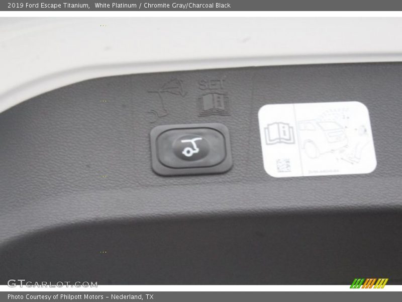 White Platinum / Chromite Gray/Charcoal Black 2019 Ford Escape Titanium