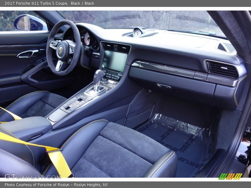 Dashboard of 2017 911 Turbo S Coupe