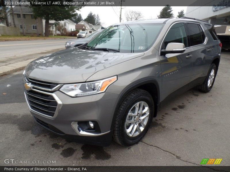 Pepperdust Metallic / Jet Black 2019 Chevrolet Traverse LT AWD