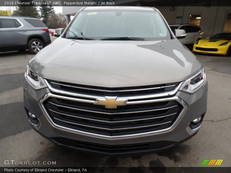 Pepperdust Metallic / Jet Black 2019 Chevrolet Traverse LT AWD