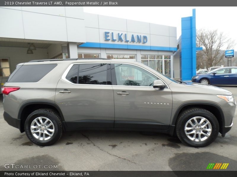Pepperdust Metallic / Jet Black 2019 Chevrolet Traverse LT AWD