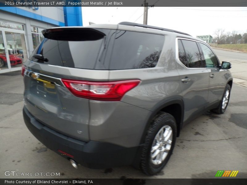 Pepperdust Metallic / Jet Black 2019 Chevrolet Traverse LT AWD