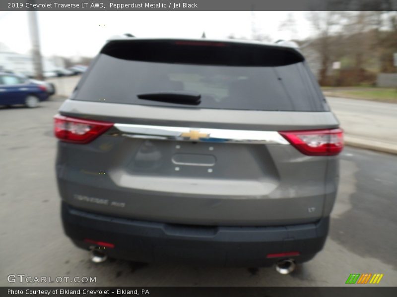 Pepperdust Metallic / Jet Black 2019 Chevrolet Traverse LT AWD