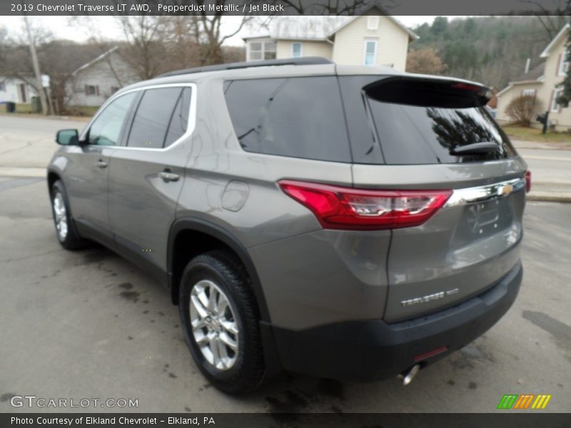 Pepperdust Metallic / Jet Black 2019 Chevrolet Traverse LT AWD