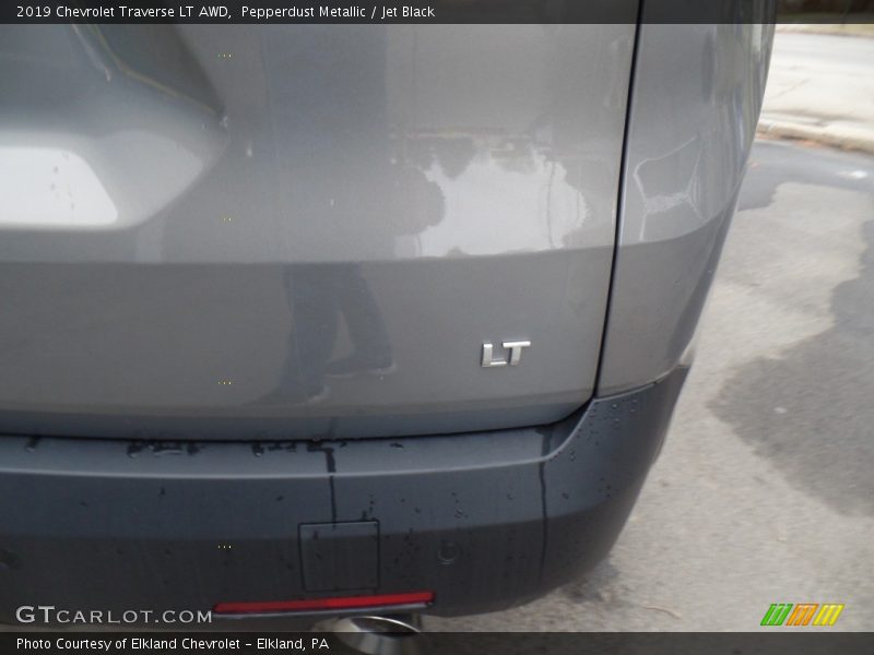 Pepperdust Metallic / Jet Black 2019 Chevrolet Traverse LT AWD