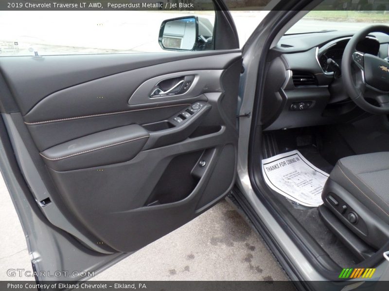 Pepperdust Metallic / Jet Black 2019 Chevrolet Traverse LT AWD