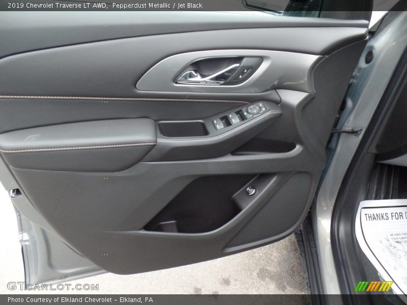 Pepperdust Metallic / Jet Black 2019 Chevrolet Traverse LT AWD