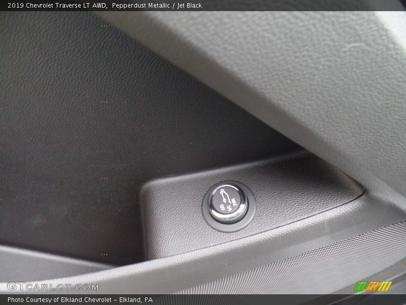 Pepperdust Metallic / Jet Black 2019 Chevrolet Traverse LT AWD