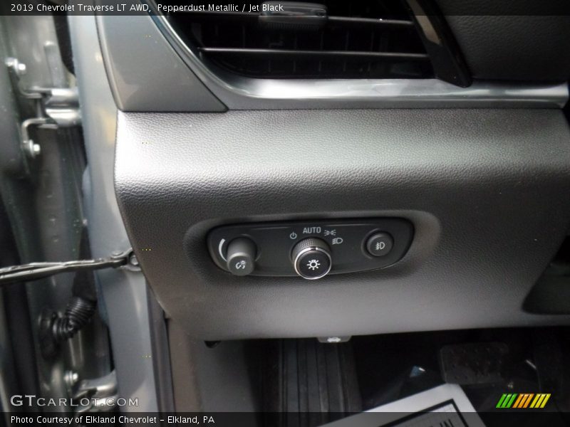 Pepperdust Metallic / Jet Black 2019 Chevrolet Traverse LT AWD