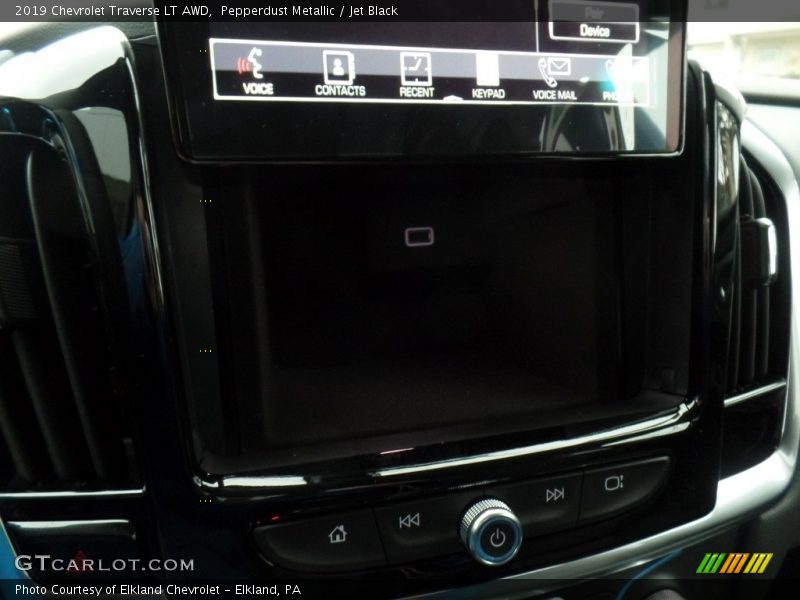 Pepperdust Metallic / Jet Black 2019 Chevrolet Traverse LT AWD
