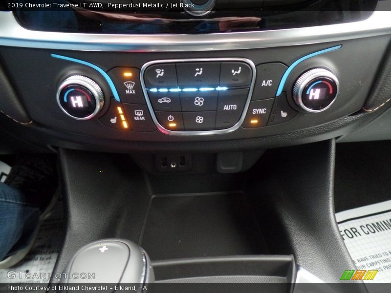 Pepperdust Metallic / Jet Black 2019 Chevrolet Traverse LT AWD