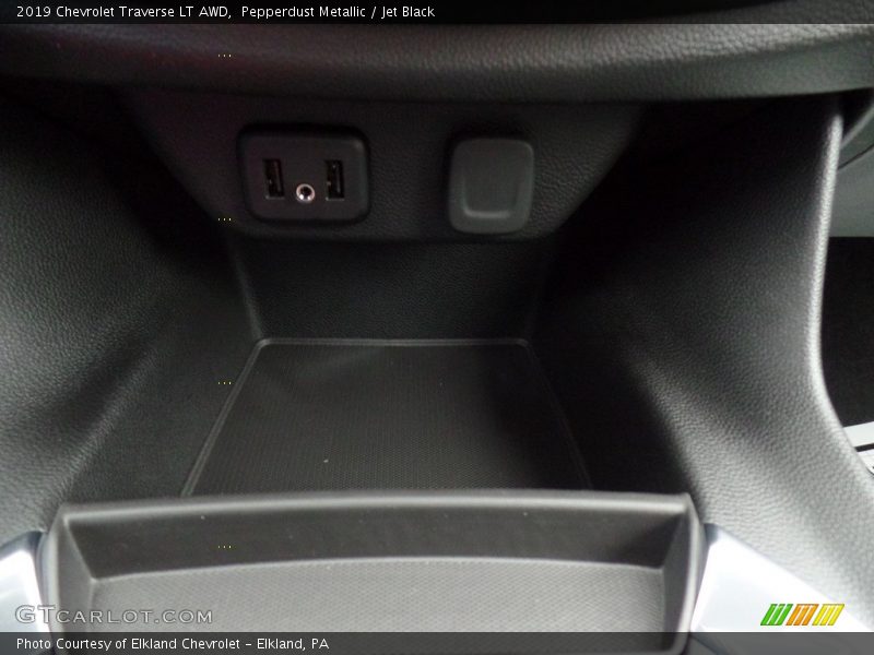 Pepperdust Metallic / Jet Black 2019 Chevrolet Traverse LT AWD
