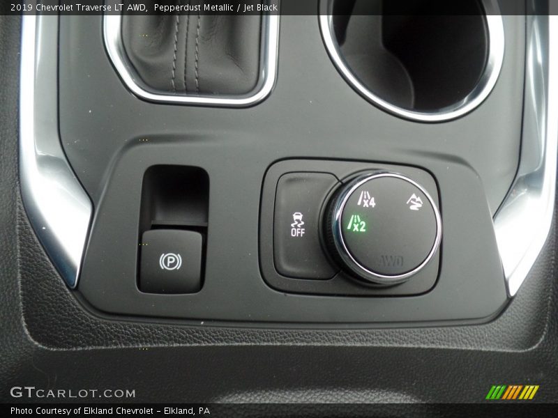 Pepperdust Metallic / Jet Black 2019 Chevrolet Traverse LT AWD