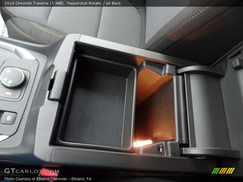 Pepperdust Metallic / Jet Black 2019 Chevrolet Traverse LT AWD
