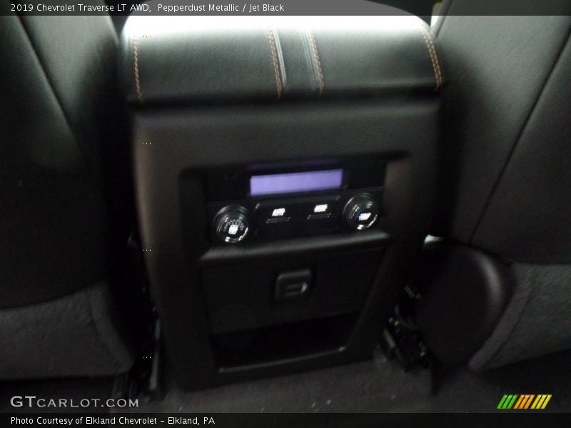 Pepperdust Metallic / Jet Black 2019 Chevrolet Traverse LT AWD