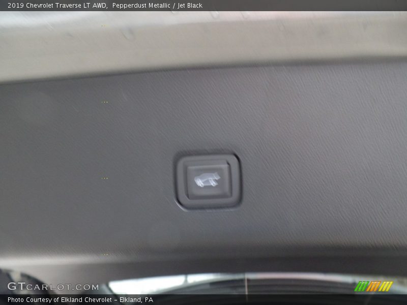 Pepperdust Metallic / Jet Black 2019 Chevrolet Traverse LT AWD