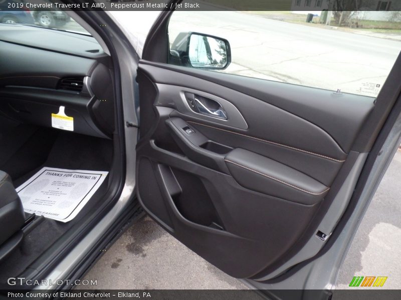 Pepperdust Metallic / Jet Black 2019 Chevrolet Traverse LT AWD
