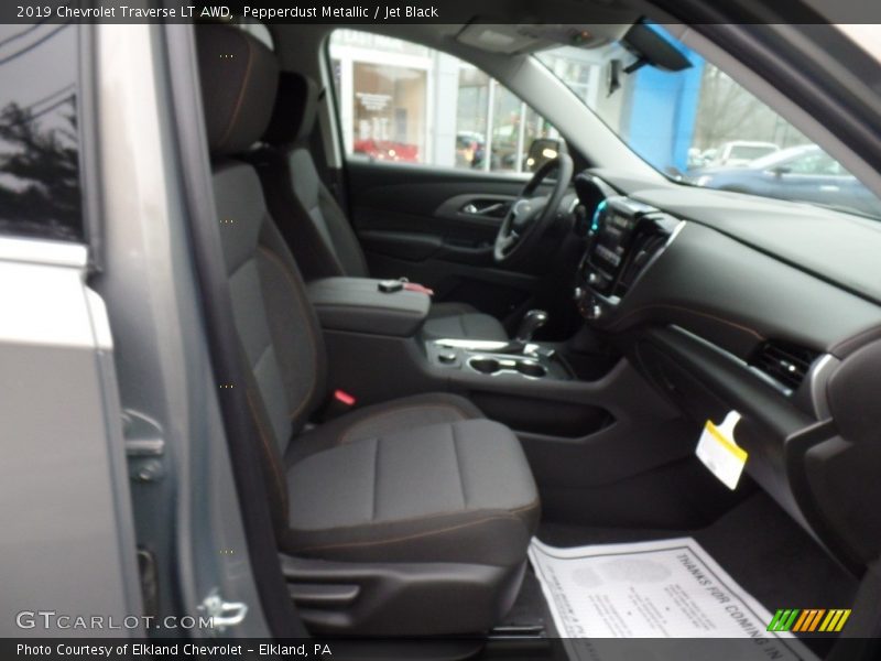 Pepperdust Metallic / Jet Black 2019 Chevrolet Traverse LT AWD