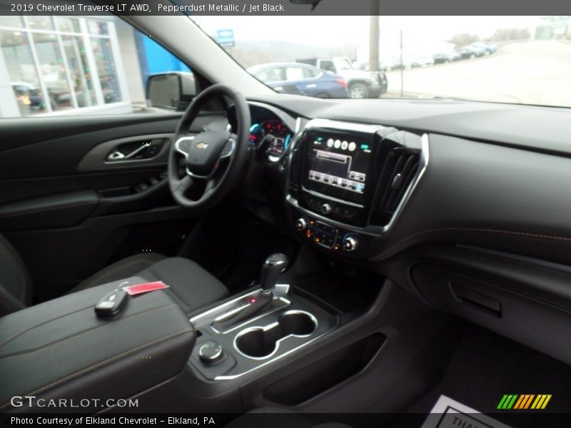 Pepperdust Metallic / Jet Black 2019 Chevrolet Traverse LT AWD