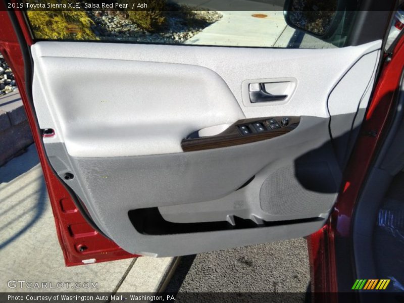 Salsa Red Pearl / Ash 2019 Toyota Sienna XLE