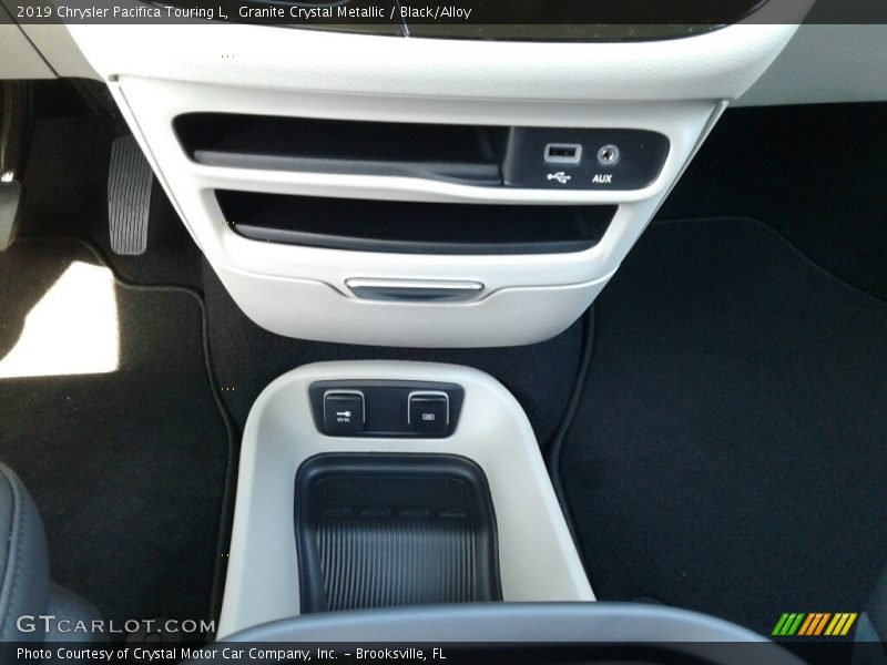 Granite Crystal Metallic / Black/Alloy 2019 Chrysler Pacifica Touring L