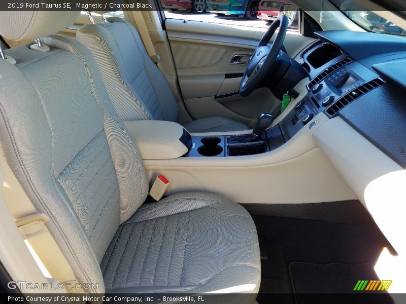 Magnetic / Charcoal Black 2019 Ford Taurus SE