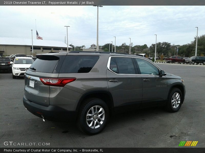 Pepperdust Metallic / Jet Black 2019 Chevrolet Traverse LT