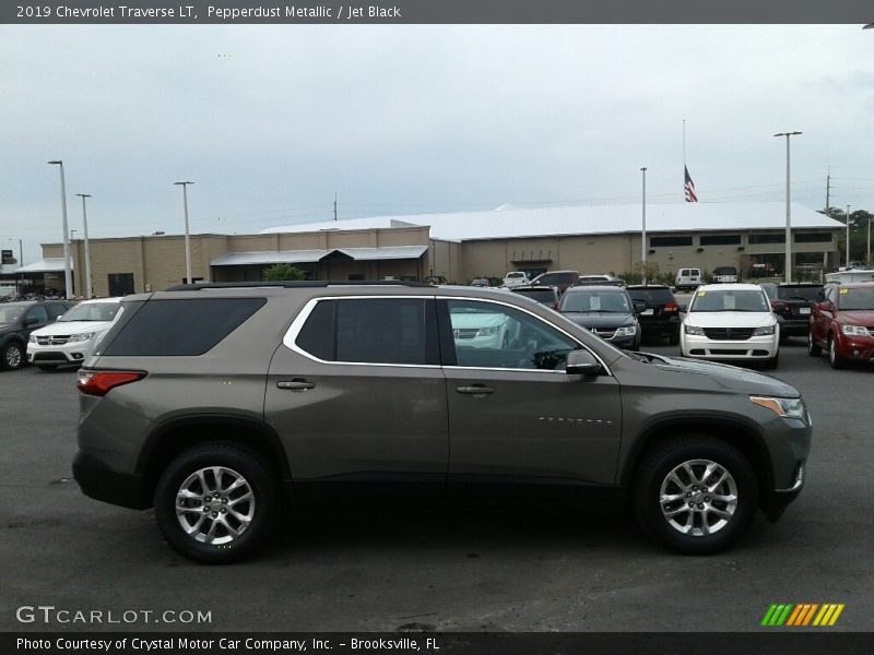 Pepperdust Metallic / Jet Black 2019 Chevrolet Traverse LT
