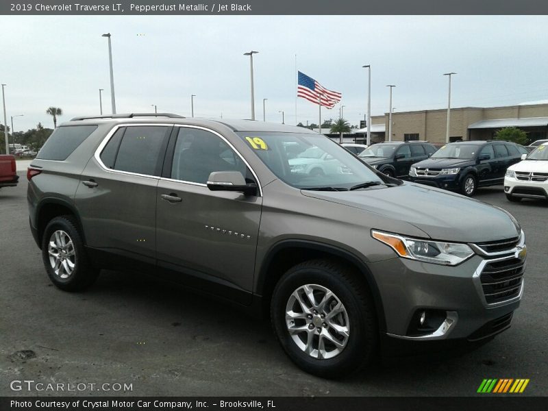 Pepperdust Metallic / Jet Black 2019 Chevrolet Traverse LT